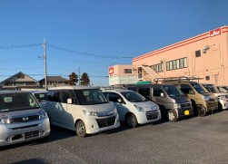 会場前に並ぶ出品車