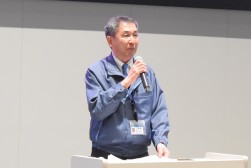 セリ前に挨拶を述べる髙山会場長代行