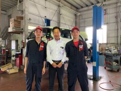 上田常務（中央）とベトナム人高度人材ズン氏（右）、技能実習生ヴァン氏（左）