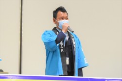 セリ前に挨拶を述べる小野青年部会長