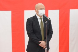 セリ前のセレモニーで挨拶を述べる宮本理事長