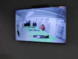 ラウンジからは整備の状況がモニターで確認できる