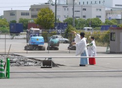 神主による建設予定地の安全祈願