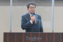 セリ前に挨拶を述べる横山理事長