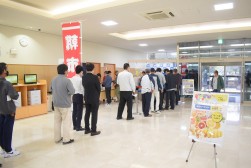 大好評の朝市に多くの会員が訪れた