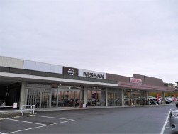 奈良ダイハツとの合同店舗は週末を中心に来店客で賑わう「オートモール」