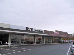 奈良ダイハツとの合同店舗は週末を中心に来店客で賑わう「オートモール」