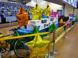 セリ会場に陳列されたダーツゲームの賞品