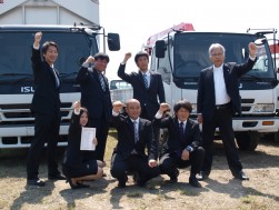 5月のオープン時の同店のスタッフたち（右端に島社長、左端に島副社長）。今回はみな多忙で揃っての撮影はできなかったが、文中のように元気に頑張っている。