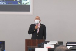 セリ前に挨拶を行う浦田会場長