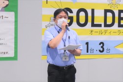 セリ前に挨拶を行う大橋会場長代行