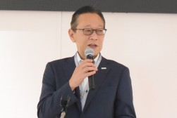 セリ前のセレモニーで挨拶を述べる伊藤社長