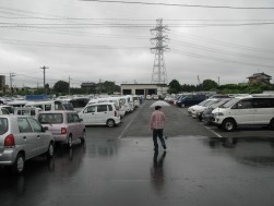 あいにくの雨の中も、出品ヤードでは会員が下見に。