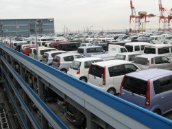 多層式ヤードの各階に多数の出品車（20日撮影）