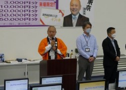 挨拶に立つ東山部会長