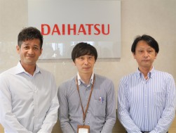 写真左から村上取締役と西本店長、和田課長