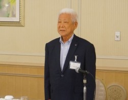 記者会見で挨拶する竹林武一会長