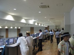 夏の装いで多数来場した会員は、休み気分より先に取引に勤しむ（8月4日撮影）