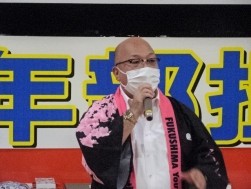 挨拶に立つ矢部青年部会長