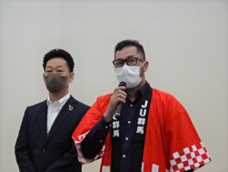 挨拶に立つ葉内アンドレ部会長