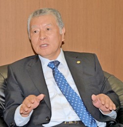 ＪＵ静岡の共有化システム導入記念で取材に答える喜多俊夫社長