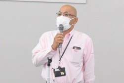 セリ前に挨拶を行う浦田会場長