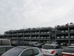 立体ヤード各階に多数の出品車、合計2,565台