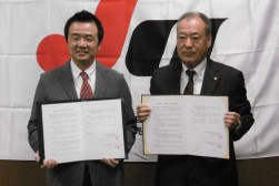 日本カーシェアリング協会、吉澤代表理事（左）とＪＵ静岡、小野田会長・理事長（右）