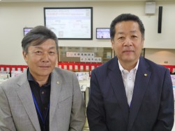 写真左から東理事長と三田村隆流通委員長