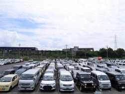 ５００台の出品車を会場ヤードに収容した