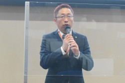 セリ前に挨拶を行う長屋青年部会長