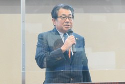 セリ前に挨拶を行う横山理事長