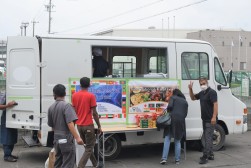 外国人会員向けにゲバブ・ナン・トルコアイスの屋台を出店