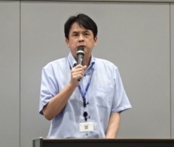 挨拶に立つ堂薗会場長