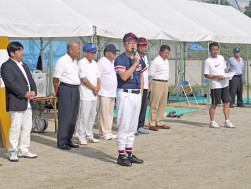 試合前に挨拶するＪＵ九州・朝隈友晴代表幹事