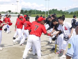 試合後に握手を交わすＪＵ福岡チームとＪＵ沖縄チーム