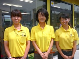 左から三原景子さん、井上美鹿店長、濱野真衣さん