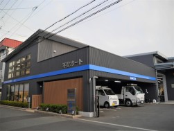 周辺の住宅街にも溶け込むシックな外観の本社屋