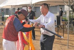 長野指導環境委員長から優勝旗が手渡された