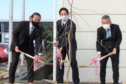 関係者全員で植樹を行った