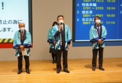セレモニーで謝辞を述べる薄社長