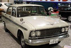 日本自動車博物館の展示車両（日産の広場エリア：初代プリンス　スカイライン　1900スタンダード　昭和38年（1957～1963））画像は日本自動車博物館より