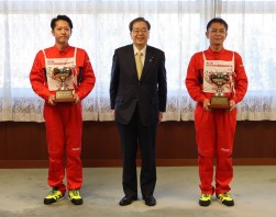 写真左から、久保仁選手、斉藤鉄夫大臣、石田俊行選手