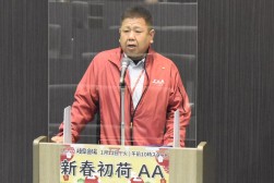 セリ前に挨拶を述べる滝川会場長