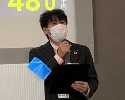 挨拶に立つ新任の濱田会場長