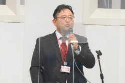 セリ前に挨拶を述べる斉藤社長　　