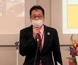 あいさつに立つ新井会場長