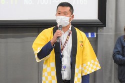 セリ前のセレモニーで挨拶を行う遠藤青年部会長