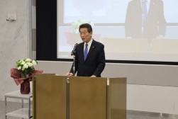 挨拶に立つ海津会長