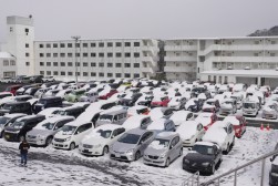 出品ヤードには積雪